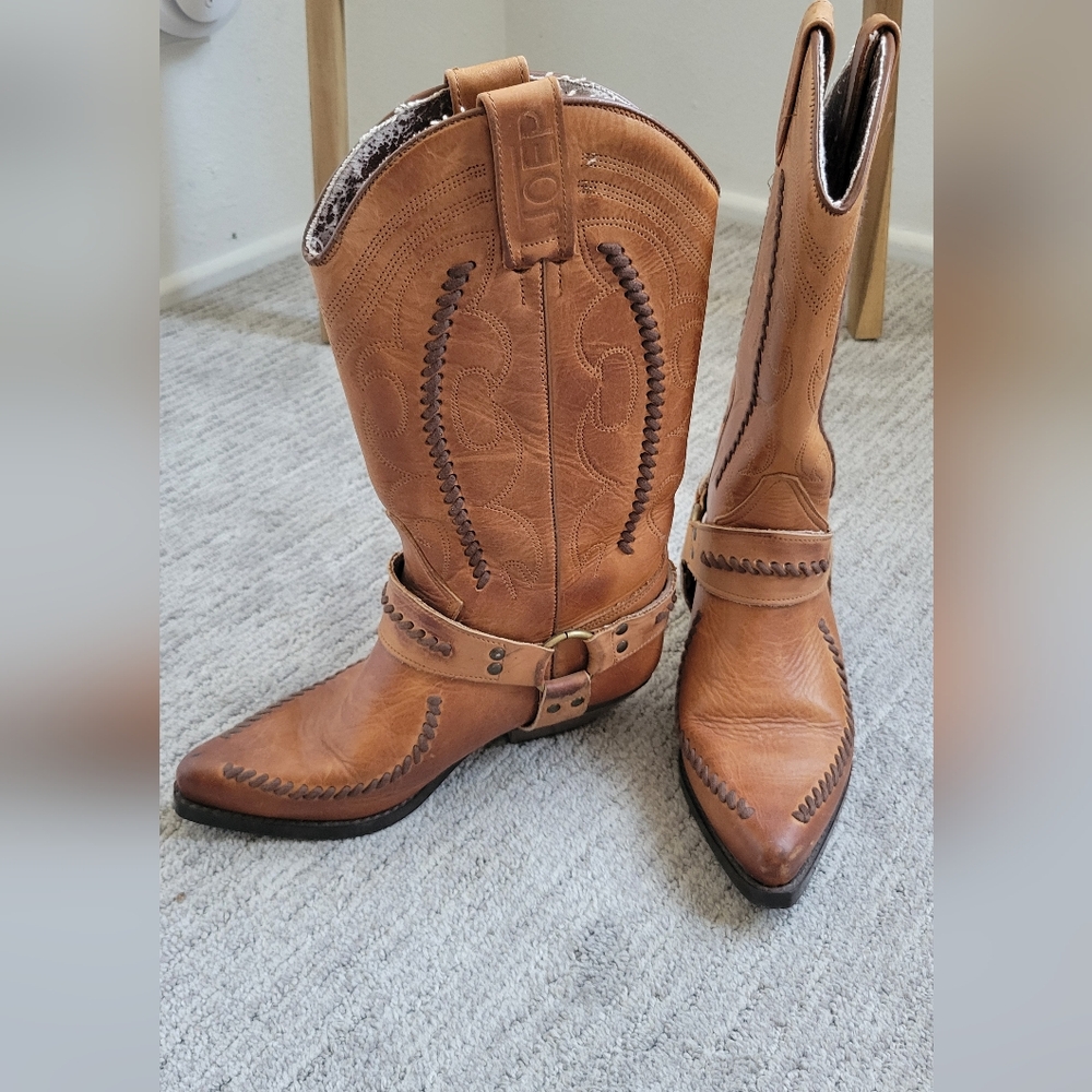 Boots - Picture 3 of 9